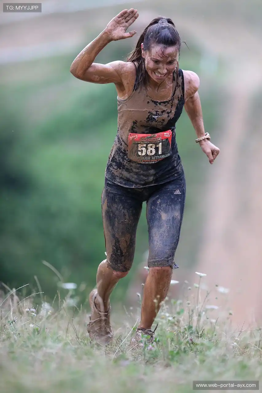 📱赛事同步解说，多语言随选随切！✨